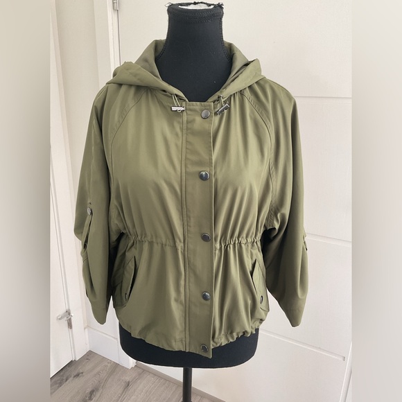 D Casual Green short hooded light jacket with adjustable Sleeves . - Picture 1 of 8